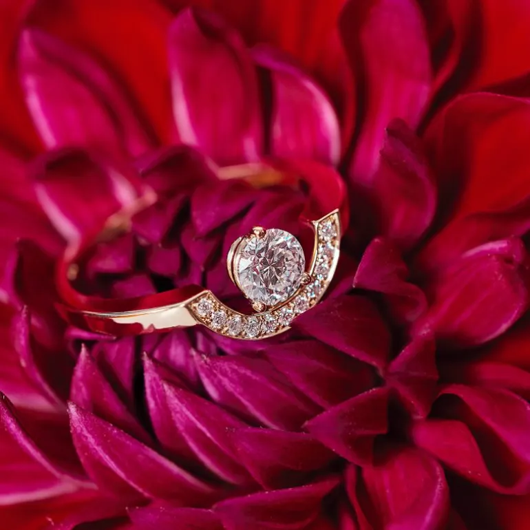 Bague Intrépide petit arc 1ct pavée
